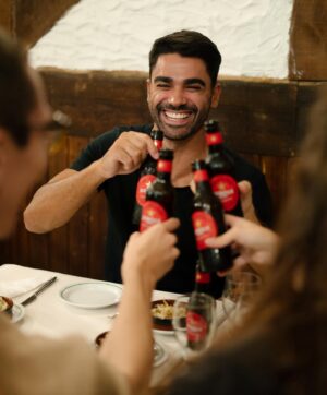 Duarte Gomes Instagram - Vai uma tapa? 
A rota das tapas está de volta, para quem gosta de petiscar com amigos está aqui a minha sugestão: uma tapa a acompanhar uma bela Estrella Damn. 
Visitem o instagram de @estrelladammpt e vejam onde podem encontrar estas rotas! 

#RotaDeTapas #EstrellaDamm #ACervejaDeBarcelona pub