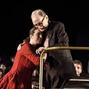 Dulce Pontes Instagram - A saudade aperta...🙏🏻♥️🫂

#enniomorricone #dulcepontesoficial