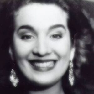 Dulce Pontes Instagram - As pombinhas da Catrina,
andam já de mão em mão,
foram ter à quinta nova,
ao pombal de S. João.

Ao pombal de S. João,
ao quintal da Rosalina.
Minha mãe mandou-me à fonte,
eu parti a cantarinha.

Ao passar o ribeirinho,
água sobe e água desce,
dei a mão ao meu amor,
não quiz que ninguém soubesse.

Se tu és o meu amor,
dá-me cá os braços teus,
se não és o meu amor,
vai-te embora, adeus, adeus.

Por ser o pombal tão estreito,
e asas termos pr'a voar,
nós voamos com tal jeito,
que não qu'remos já voltar.

Se alguém nos vê passar,
diz: que lindos que eles são;
nós não queremos já voltar,
mas andar de mão em mão.

Sem ter beira nem patrão,
o voar é nossa sina.
- vão andar de mão em mão,
as pombinhas da Catrina.