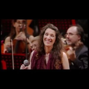 Dulce Pontes Instagram - 35 Anos de Música: encontro mágico com a Orquestra Roma Sinfonietta pela batuta do Maestro Paolo Silvestri. " Meu Amor sem Aranjuez" de Joaquín Rodrigo com poema meu. Em 2017 saía no álbum "Peregrinação" com o selo da Ondeia Música 🙏🏻♥️

#dulcepontesoficial #dulcepontes #35anos