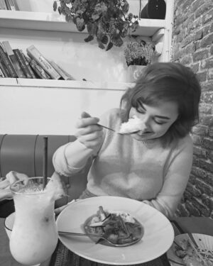 Dunia Rodríguez Instagram - “Ten paciencia con todo aquello/ que no se ha resuelto en tu corazón/ e intenta amar las preguntas por sí mismas,/ como si fueran habitaciones cerradas/ o libros escritos en una lengua extranjera./ No busques ahora las respuestas/ que no estés preparado para vivir,/ pues la clave es vivirlo todo./ Vive las preguntas ahora./ Tal vez las encuentres, gradualmente, sin notarlas,/ y algún día lejano llegues a las respuestas”. ❤️‍🩹❤️