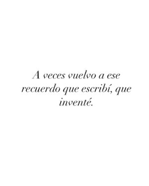 Dunia Rodríguez Instagram - De repente, de la nada, me parte en dos un deseo irrefrenable: yo en Roma. Yo en Roma mirándote desde la nada, desde el cuarto vacío, todo luz dorada. Los rayos del sol se sienten más pesados, más antiguos y parecen calentar con más rotundidad, pero en mi anhelo el día es apacible y atravieso con los dedos los haces de luz tras el cristal. La claridad batalla, explota e inunda y de fondo tú, con tú sonrisa aún más clara. Me vuelve a partir el alma saber que el cielo está en Roma y que lo perderé en algún momento. Los paraísos siempre se marchitan, pero yo me prometo conservar esta imagen, tú no lo sabes, pero es tan bonita. Tú solo existes, y con eso tienes suficiente, y con eso lo abarcas todo como esta luz y lo desbordas, asfixiándome. Tú solo vives “el aquí y ahora” y yo solo puedo defenderme de esa trampa con uñas y dientes, como un gato boca arriba, como quien reza sin fe. Sin indicios ni pistas me atraviesa la furia, su jabalina rompe mi escudo. ¿Cómo has podido hacerme esto? ahora esta ciudad siempre serás tú, ¿con qué permiso la conquistas? ¿la haces tuya? la manchas para siempre… Por qué no dejaste que fuera mía para así poder olvidarla con el tiempo perfecto de la memoria, sin recuerdos cruciales, sin heridas abiertas, solo borrosas imágenes, nostalgias enlatadas.
No tienes remedio, no sé qué hacer contigo, ahí sigues parada, reverberada por el sol, angelada. Tu inocencia insultante me desarma mientras yo me quemo. No sabes lo que pienso, tampoco lo imaginarías, tampoco puedo culparte.  Cierro los ojos, porque quizá quiera negar toda la belleza que me hiere, por fugaz, por cierta, por irreal, por mi empeño en fulminarla, en sostenerme, porque sería más fácil si de repente te desvanecieras, si renunciaras, si me dejaras. Pero no lo haces, te acercas con los ojos también cerrados y me besas. Ya no hay luz en Roma. 🕯️