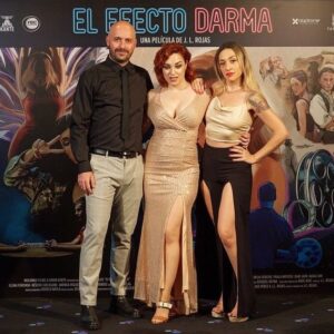 Dunia Rodríguez Instagram - Llegó la noche del prestreno de @el_efecto_darma 👩🏻‍🚀🧑🏻‍🚀🪐

Han tenido que pasar casi dos días para poder digerir este tornado maravilloso. Estaremos en cines a partir del día 15 de Septiembre y eso me hace muy feliz. Me hace feliz que este proyecto fuera un antes y un después para mí, para muchos; no solo por interpretar a Darma o cantar canciones y escribirlas para la BSO junto con artistas enormes… me hacen feliz las personas que hay en él. Me hacen feliz las personas con las que lo he compartido y lo comparto. Me encantará compartirlo con vosotros. ¡Os espero en el cine! 💗🪽

Me faltan mil fotos. Quisiera ponerlas todas, con todo el mundo. Las pondré.  Os voy a dar la turra para rato 😂❤️

“Cada película tiene su momento, y este es el nuestro.” ⚡️