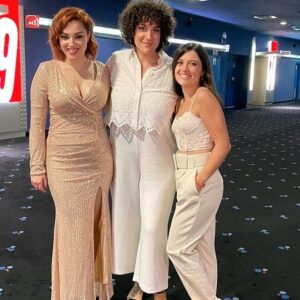 Dunia Rodríguez Instagram - Llegó la noche del prestreno de @el_efecto_darma 👩🏻‍🚀🧑🏻‍🚀🪐

Han tenido que pasar casi dos días para poder digerir este tornado maravilloso. Estaremos en cines a partir del día 15 de Septiembre y eso me hace muy feliz. Me hace feliz que este proyecto fuera un antes y un después para mí, para muchos; no solo por interpretar a Darma o cantar canciones y escribirlas para la BSO junto con artistas enormes… me hacen feliz las personas que hay en él. Me hacen feliz las personas con las que lo he compartido y lo comparto. Me encantará compartirlo con vosotros. ¡Os espero en el cine! 💗🪽

Me faltan mil fotos. Quisiera ponerlas todas, con todo el mundo. Las pondré.  Os voy a dar la turra para rato 😂❤️

“Cada película tiene su momento, y este es el nuestro.” ⚡️