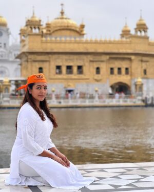 Durga Krishna Instagram - Tranquil reflection at the Harmandir Sahib, the holiest shrine of Sikhism. This architectural marvel embodies equality and openness, welcoming all faiths. 

#GoldenTemple #Amritsar #SikhTourism#Punjab  #India #shooting #movielocation