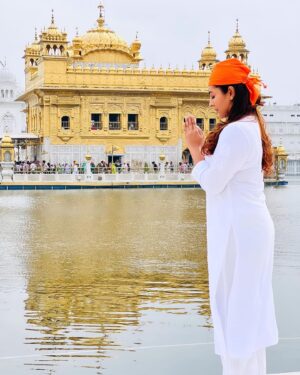 Durga Krishna Instagram - Tranquil reflection at the Harmandir Sahib, the holiest shrine of Sikhism. This architectural marvel embodies equality and openness, welcoming all faiths. 

#GoldenTemple #Amritsar #SikhTourism#Punjab  #India #shooting #movielocation