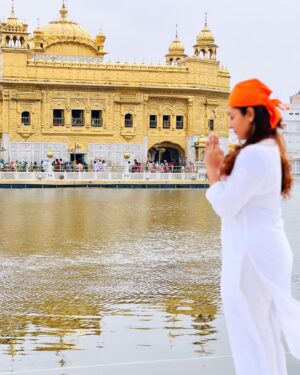 Durga Krishna Instagram - Tranquil reflection at the Harmandir Sahib, the holiest shrine of Sikhism. This architectural marvel embodies equality and openness, welcoming all faiths. 

#GoldenTemple #Amritsar #SikhTourism#Punjab  #India #shooting #movielocation