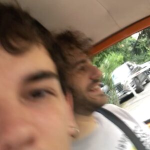 Durukan Çelikkaya Instagram - einstein uzun bir uçak yolculuğunda sıkılmış, yanındaki hintli yolcuya demiş ki

-bak şimdi ben sana soru sorayım, bilemezsen sen bana 5 dolar ver, aynı şekilde sen bana soru sor, bilemezsem ben sana 500 dolar vereyim” demiş.

Hintli şöyle bir düşünmüş, tamam demiş, sen başla.

Einstein, “ayın dünyaya uzaklığı tam olarak ne kadar” demiş. hintli cüzdanını çıkartmış, “buyurun demiş 5 dolarınız. şimdi demiş bende sıra”.

“Tepeye 3 bacaklı çıkıp 4 bacaklı inen şey nedir?” demiş. einstein şaşırmış, bilemiyorum demiş, buyurun 500 dolarınız.

Bu sefer einstein heyecanla sormuş, ” tepeye 3 bacaklı çıkıp 4 bacaklı inen şey nedir?”. hintli istifini bozmamış, çıkartmış cüzdanını, “buyurun demiş 5 dolarınız”.
