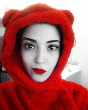Duygu Gürcan Instagram - Kırmızı başlıklı Mona Duygu. Gülüyor muydu, tepkisiz miydi? Kimse bilmiyordu. Oysa ki sadece sevgilisine kurabiye götürmek istemişti. #masal ve #sanat varsa hayatınızda #huzur sizinledir 😏😙