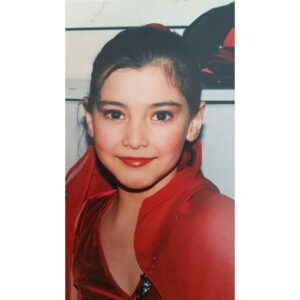 Duygu Gürcan Instagram - Tüm çocuklar ve içindeki çocuğu kaybetmeyenler, bayramımız kutlu olsun 😄🤗
#23nisan #ulusalegemenlikveçocukbayramı #1999
