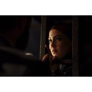 Duygu Gürcan Instagram - Canım Naime;
Uzun ve keyifli bir yolculuktu seninle olmak. 5 sezon, 4 sene. Tarihte var olduğunu bilmek büyük sorumluluktu. Dilerim yazılanı iyi oynayabilmiş, seni yeterince aktarabilmişimdir.
5 sezon çok fazla kişiyle tanıştım, çok fazla kişi dokundu hayatıma. İsimleri tek tek yazmam mümkün değil ancak ayrı ayrı teşekkür ederim bana kattıkları ve varlıkları için. Çok güzel başlayan bir hikayeydi benim için Payitaht Abdülhamid seti. Yine çok güzel uğurlandım güzel insanlar evinden.. Evdi, aileydi.. 
Başta @esfilmcomtr yapımcılarımız @yusufesenkal @serdarogretici ve @sbltn @seldagunsay 'a, bana bu güzel iş için aracılık eden sevgili menajerim @tuncayaltunoglu 'na, başta @uguruzunok olmak üzere diyaloglarıyla bize hayat veren senaristlerimize, bugüne kadar çalışma fırsatı bulduğum değerli yönetmenlerim @serdarakarresmi , @emrekonukk , @dukaraca , @volkankapkin , @sevkies , @ersinyucell 'e, görünmeyen kahramanlar olan kamera, ışık, ses, sanat, saç, makyaj, kostüm ekiplerine, oynamaktan çok keyif aldığım başta Bülent İnal olmak üzere tüm oyuncu arkadaşlarıma, yardımcı oyuncu arkadaşlara, bu güzel resimlere vesile olan @velicetinkayaa 'ya ve kahvemi hiç eksik etmeyen @kanarya.fb.ercan ve Necmi Abiye.. 
Ve buraya yazamadığım herkese ayrı ayrı minnettarlarımla.. 
Sürç-i lisan ettiysem affola 🙏🏻 
Hoşçakalın.. 🌸