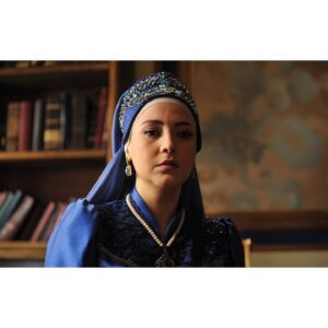 Duygu Gürcan Instagram - Canım Naime;
Uzun ve keyifli bir yolculuktu seninle olmak. 5 sezon, 4 sene. Tarihte var olduğunu bilmek büyük sorumluluktu. Dilerim yazılanı iyi oynayabilmiş, seni yeterince aktarabilmişimdir.
5 sezon çok fazla kişiyle tanıştım, çok fazla kişi dokundu hayatıma. İsimleri tek tek yazmam mümkün değil ancak ayrı ayrı teşekkür ederim bana kattıkları ve varlıkları için. Çok güzel başlayan bir hikayeydi benim için Payitaht Abdülhamid seti. Yine çok güzel uğurlandım güzel insanlar evinden.. Evdi, aileydi.. 
Başta @esfilmcomtr yapımcılarımız @yusufesenkal @serdarogretici ve @sbltn @seldagunsay 'a, bana bu güzel iş için aracılık eden sevgili menajerim @tuncayaltunoglu 'na, başta @uguruzunok olmak üzere diyaloglarıyla bize hayat veren senaristlerimize, bugüne kadar çalışma fırsatı bulduğum değerli yönetmenlerim @serdarakarresmi , @emrekonukk , @dukaraca , @volkankapkin , @sevkies , @ersinyucell 'e, görünmeyen kahramanlar olan kamera, ışık, ses, sanat, saç, makyaj, kostüm ekiplerine, oynamaktan çok keyif aldığım başta Bülent İnal olmak üzere tüm oyuncu arkadaşlarıma, yardımcı oyuncu arkadaşlara, bu güzel resimlere vesile olan @velicetinkayaa 'ya ve kahvemi hiç eksik etmeyen @kanarya.fb.ercan ve Necmi Abiye.. 
Ve buraya yazamadığım herkese ayrı ayrı minnettarlarımla.. 
Sürç-i lisan ettiysem affola 🙏🏻 
Hoşçakalın.. 🌸
