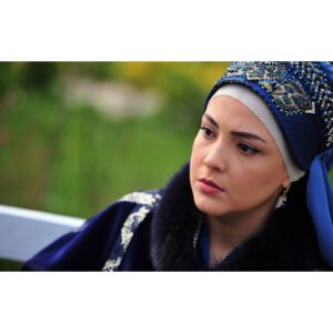 Duygu Gürcan Instagram - Canım Naime;
Uzun ve keyifli bir yolculuktu seninle olmak. 5 sezon, 4 sene. Tarihte var olduğunu bilmek büyük sorumluluktu. Dilerim yazılanı iyi oynayabilmiş, seni yeterince aktarabilmişimdir.
5 sezon çok fazla kişiyle tanıştım, çok fazla kişi dokundu hayatıma. İsimleri tek tek yazmam mümkün değil ancak ayrı ayrı teşekkür ederim bana kattıkları ve varlıkları için. Çok güzel başlayan bir hikayeydi benim için Payitaht Abdülhamid seti. Yine çok güzel uğurlandım güzel insanlar evinden.. Evdi, aileydi.. 
Başta @esfilmcomtr yapımcılarımız @yusufesenkal @serdarogretici ve @sbltn @seldagunsay 'a, bana bu güzel iş için aracılık eden sevgili menajerim @tuncayaltunoglu 'na, başta @uguruzunok olmak üzere diyaloglarıyla bize hayat veren senaristlerimize, bugüne kadar çalışma fırsatı bulduğum değerli yönetmenlerim @serdarakarresmi , @emrekonukk , @dukaraca , @volkankapkin , @sevkies , @ersinyucell 'e, görünmeyen kahramanlar olan kamera, ışık, ses, sanat, saç, makyaj, kostüm ekiplerine, oynamaktan çok keyif aldığım başta Bülent İnal olmak üzere tüm oyuncu arkadaşlarıma, yardımcı oyuncu arkadaşlara, bu güzel resimlere vesile olan @velicetinkayaa 'ya ve kahvemi hiç eksik etmeyen @kanarya.fb.ercan ve Necmi Abiye.. 
Ve buraya yazamadığım herkese ayrı ayrı minnettarlarımla.. 
Sürç-i lisan ettiysem affola 🙏🏻 
Hoşçakalın.. 🌸