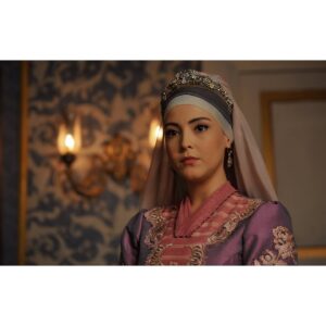 Duygu Gürcan Instagram - Canım Naime;
Uzun ve keyifli bir yolculuktu seninle olmak. 5 sezon, 4 sene. Tarihte var olduğunu bilmek büyük sorumluluktu. Dilerim yazılanı iyi oynayabilmiş, seni yeterince aktarabilmişimdir.
5 sezon çok fazla kişiyle tanıştım, çok fazla kişi dokundu hayatıma. İsimleri tek tek yazmam mümkün değil ancak ayrı ayrı teşekkür ederim bana kattıkları ve varlıkları için. Çok güzel başlayan bir hikayeydi benim için Payitaht Abdülhamid seti. Yine çok güzel uğurlandım güzel insanlar evinden.. Evdi, aileydi.. 
Başta @esfilmcomtr yapımcılarımız @yusufesenkal @serdarogretici ve @sbltn @seldagunsay 'a, bana bu güzel iş için aracılık eden sevgili menajerim @tuncayaltunoglu 'na, başta @uguruzunok olmak üzere diyaloglarıyla bize hayat veren senaristlerimize, bugüne kadar çalışma fırsatı bulduğum değerli yönetmenlerim @serdarakarresmi , @emrekonukk , @dukaraca , @volkankapkin , @sevkies , @ersinyucell 'e, görünmeyen kahramanlar olan kamera, ışık, ses, sanat, saç, makyaj, kostüm ekiplerine, oynamaktan çok keyif aldığım başta Bülent İnal olmak üzere tüm oyuncu arkadaşlarıma, yardımcı oyuncu arkadaşlara, bu güzel resimlere vesile olan @velicetinkayaa 'ya ve kahvemi hiç eksik etmeyen @kanarya.fb.ercan ve Necmi Abiye.. 
Ve buraya yazamadığım herkese ayrı ayrı minnettarlarımla.. 
Sürç-i lisan ettiysem affola 🙏🏻 
Hoşçakalın.. 🌸