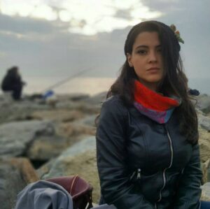 Duygu Gürcan Instagram - Bulut mu olsam, 
gemi mi yoksa? 
Balık mı olsam, 
yosun mu yoksa?
Ne o, ne o, ne o. 
Deniz olunmalı, oğlum, 
bulutuyla, gemisiyle, balığıyla, yosunuyla.. #nazımhikmet şiiriyle minik bir #tbt 🤗 
#winter is #coming 🌬⛄