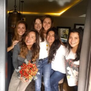 Duygu Gürcan Instagram - Nasıl da güzel ağırladı @ezgieyubogluyildirim 😄 repoda ayrılamayanlar 💃💃