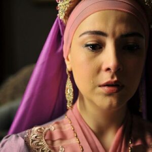 Duygu Gürcan Instagram - ... Artık su uyur aşk uyanır mendilim kana boyanır 
Bilirim bu baharda da herkes hasetlenir halime 
Ve ellerim batık bir suda akar gözlerim her şeye bakar 
Bahar bir gelsin yeter artık eksikse de bırak elleme 
Su uyur düşman uyumaz suların dibi güllerde 
Altı kız bir oğlan def çalıp şarkılar söylediler 
Baktım birinin kara bir gecesi düşüvermiş mendilime ... Su. hiç kimse durmazsa her şey yürür, bu aşk demektir 
Her şey kullanılmazsa dirim bir ihanettir ölüme
...
