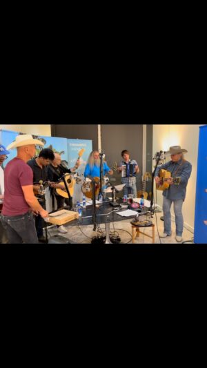 Dwight Yoakam Instagram - So we coaxed Jamey into doing another one with the Babylonian Cowboys and myself. And since we had been talking about Merle he graciously joined us in doing this Haggard classic...
Thank you again Jamey for being so generous with your time and talent on the show.
Dwight
#dwightyoakam #dwightyoakamandthebakersfieldbe
#jameyjohnson #siriusxm
📸@emily.joyce.photography