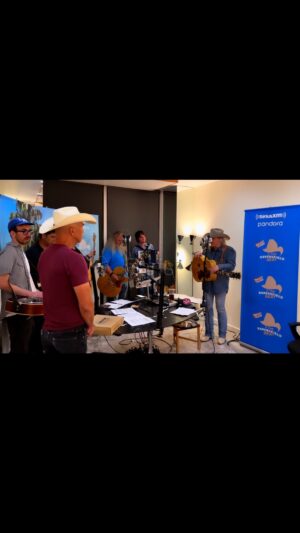 Dwight Yoakam Instagram - Here we are doing a cover of one that Merle covered written by the somewhat dubious Governor Jimmie Davis “Nobody’s Darling But Mine” Jamey suggested we do together... great call Jamey thanks for that and for doing the Greater Bakersfield show with me.
Dwight
#dwightyoakam #dwightyoakamandthebakersfieldbeat
#jameyjohnson #siriusxm
📸@emily.joyce.photography