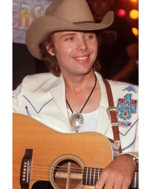 Dwight Yoakam Instagram - 🍁Happy Thanksgiving everyone…🍁

- D Team

#dwightyoakam #thanksgiving