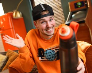 Dylan Haegens Instagram - Sorry. Toch geen tosti pod 😅, maar om het goed te maken een kortingscode bij air up. Gebruik TOSTI voor 10% korting 🙃 (Ik krijg het er ooit nog wel doorheen hoor. Er komt een dag dat we tosti’s zullen drinken) #ad