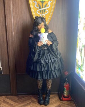 Ebony Bowens Instagram - My happy place is the Eorzea Cafe 🥰 Can’t wait for FFXIV Dawntrail to release soon! Wearing @atelier_pierrot 🖤

#eglcommunity #eglfashion #gothlolita #blacklolita #plussizelolita #atelierpierrot #harajukufashion #ロリータ #ロリータファッション #ゴシックロリータ #プラスサイズロリータ #アトリエピエロ #ffxiv #eorzeacafe #ff14 #moogle #モーグリ