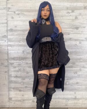 Ebony Bowens Instagram - FFXIV Gaia 💙 FF14 ガイヤ 🖤
TGS2023 久々のコスプレ
本当に楽しかった✨✨✨

My Gaia cosplay for Tokyo Game Show! I haven’t properly cosplayed in forever and was a little nervous, but I’m pleased with how it came out ☺️

Luckily I was able to use clothing I already owned, and it worked perfectly bc… goth lol 😂 Hoping to improve on it in time for @ffxiv Japan Fanfest (if I even win lottery tickets lol) 🙏🏽🤍

#cosplay #gaia #ffxiv #ff14 #ガイヤ #コスプレ #TGS2023 #blackcosplayer #japan