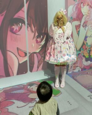 Ebony Bowens Instagram - In a manga world with Oshi No Ko 🌟 @shueishaxr 🌟
Got photobombed by a new friend 👦🏻✨😂

#OSHINOKO #推しの子 #MANGADIVE #マンガダイブ #YOASOBI #IDOL #アイドル #集英社XR #集英社 #japan #tokyo #anime #manga #blackinjapan #eglcommunity #blacklolita #angelicpretty