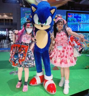 Ebony Bowens Instagram - The frilly girls did Tokyo Game Show today 🎀 Thanks for the super fun day! @samanthajeka @bububun @eevee 🩷 Still can’t believe we bumped into FFXIV’sGlobal Community Producer Toshio Murouchi casually chillin at the Square Enix area 🤍✨And Sonic waving us down for a pic as we walked by Sega booth like hello?? We should be waving you down you absolute icon?? 💙 And finally Chiitan was the best chaotic cutie 😂

#tokyogameshow #tokyogameshow2023 #tgs2023 #eglcommunity #angelicpretty #blacklolita #sweetlolitafashion #kawaiifashion