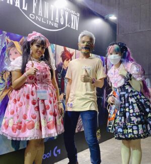 Ebony Bowens Instagram - The frilly girls did Tokyo Game Show today 🎀 Thanks for the super fun day! @samanthajeka @bububun @eevee 🩷 Still can’t believe we bumped into FFXIV’sGlobal Community Producer Toshio Murouchi casually chillin at the Square Enix area 🤍✨And Sonic waving us down for a pic as we walked by Sega booth like hello?? We should be waving you down you absolute icon?? 💙 And finally Chiitan was the best chaotic cutie 😂

#tokyogameshow #tokyogameshow2023 #tgs2023 #eglcommunity #angelicpretty #blacklolita #sweetlolitafashion #kawaiifashion