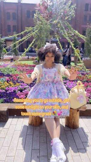 Ebony Bowens Instagram - Outside is kinda vibes sometimes 🥰💐

#eglcommunity #angelicpretty #kawaiifashion #blacklolita #jfashion #eglfashion #sweetlolitafashion #lolitasofinstagram #plussizelolita