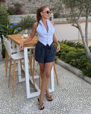 Ebru Akel Instagram - Begonvil 🤍 
Begonvil boy vermiştir şimdi
Yasemen basmıştır Bodrum’u
Kokusu geldi rüzgârın
Bi’ kelebek öptü boynumu
Sen şimdi gerdanını maviye
Göğsünü bir yelkenliye
Gönlünü ilk önüne çıkan yaz seferine
Bağlamışsındır, ah
Vurunca dibine sakız rakısının
Biraz da ağlamışsındır
Benim yerime de sev
Bekletme hayatı
Bu kadarına razıysan yaşa gitsin
Kaç kişiyiz savunan sevdayı?

Gözüme ilk damlası düştü
Gelecek sonbaharın
Yeni bir sayfanın öncüsü
Bakalım ne hediyesi zamanın
Sen şimdi gerdanını maviye
Göğsünü bir yelkenliye
Gönlünü ilk önüne çıkan yaz seferine
Bağlamışsındır, ah
Vurunca dibine sakız rakısının
Biraz da ağlamışsındır
Benim yerime de sev
Bekletme hayatı
Bu kadarına razıysan yaşa gitsin
Kaç kişiyiz savunan sevdayı?

Besteciler: Fatma Sezen Yildirim / Bulent Ozdemir