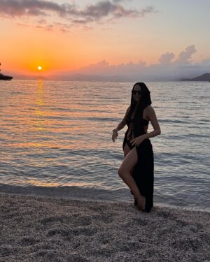 Ebru Akel Instagram - Sunset mi dediniz 🌅 benden sorulur!🧡