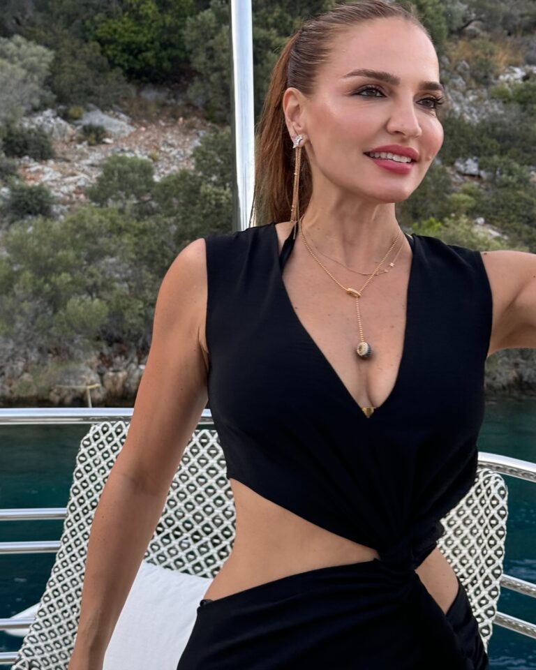 Actress Ebru Akel HD Photos and Wallpapers June 2024