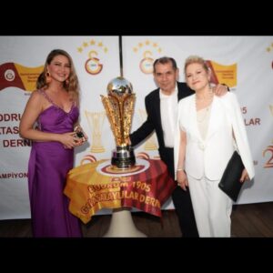 Ebru Gürsoy Instagram - 23. şampiyonluğumuzu Bodrum’da Sayın Başkan Dursun Özbek ve kıymetli eşi Mesude Hn.ın da katılımıyla doyasıya kutladık. Gecede görevimizin başındaydık. Organizasyonun ev sahibi Sevgili @cankatboylu ve eşi @gamzeboylu_ ‘ya şık davetleri ve içten yakınlıkları için teşekkür ederim. Daha nice kupa kutlamalarında hep birlikte olmak dileğiyle… Bodrum Galatasaray’ın evidir, Bitez kalbidir💛❤️ 
🎬 @fatmaergs