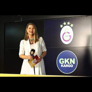 Ebru Gürsoy Instagram - Türkiye’de ilklerin ve enlerin kulübü Galatasaray, kurumsal kargo çözümlerinin öncü firmalarından GKN Kargo ile var olan iş birliğini güçlendirdi. GKN Kargo ile yapılan yeni anlaşmaya göre Galatasaray Futbol Takımı antrenman ekipmanlarının sırtında GKN Kargo logosu yer alacak. #işlergüçler #yayınlarçekimler #sunum #lansman #galatasaray #gknkargo 🎬 @fatmaergs