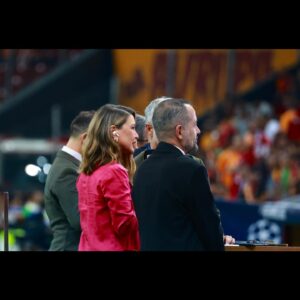 Ebru Gürsoy Instagram - Zor oldu ama oldu✨ Galatasaray’ımız artık ait olduğu yerde💫 UEFA Şampiyonlar Ligi grup aşaması turunu cebimize koyduk💥 tebrikler Aslanlar🦁 #lookwhosback #ucl #türkiyeninenbüyüğü #işlergüçler #yayınlarçekimler 
•
•
•
🎬 @songurhakan ve @yalcinsamett_  elinize gözünüze sağlık canlar💐