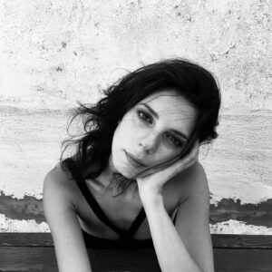 Ebru Ünlü Instagram - • artık dünküleri hatırlamaktan, yarınkileri istemekten vazgeçtim. şimdi, şu anda ne oluyor, o ilgilendiriyor beni. ‘şimdi ne yapıyorsun Zorba?‘ diyorum. ‘Uyuyorum’ diyor. •