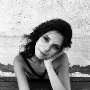 Ebru Ünlü Instagram - • artık dünküleri hatırlamaktan, yarınkileri istemekten vazgeçtim. şimdi, şu anda ne oluyor, o ilgilendiriyor beni. ‘şimdi ne yapıyorsun Zorba?‘ diyorum. ‘Uyuyorum’ diyor. •