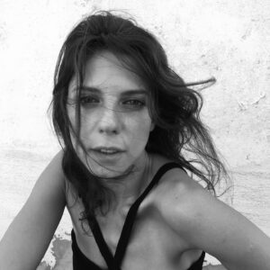 Ebru Ünlü Instagram - • artık dünküleri hatırlamaktan, yarınkileri istemekten vazgeçtim. şimdi, şu anda ne oluyor, o ilgilendiriyor beni. ‘şimdi ne yapıyorsun Zorba?‘ diyorum. ‘Uyuyorum’ diyor. •