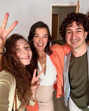 Ece Yüksel Instagram - Çok özel bir yolculuktu, kendimi çok şanslı hissediyorum böyle güzel insanlarla çalıştığım için 💕 Yarın finalde son kez görüşmek üzere. 
#yargı #inci
