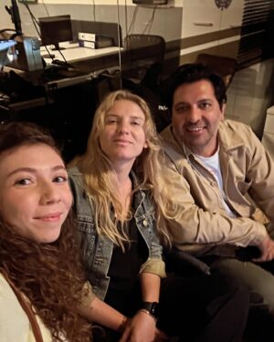 Ece Yüksel Instagram - Çok özel bir yolculuktu, kendimi çok şanslı hissediyorum böyle güzel insanlarla çalıştığım için 💕 Yarın finalde son kez görüşmek üzere. 
#yargı #inci