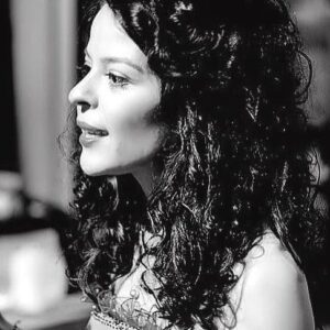 Ececan Gümeci Instagram - Ölümün olduğu bu dünyada, hiçbir şey çok da ciddi değildir aslında #kafka Milena’ya mektuplar  #tb