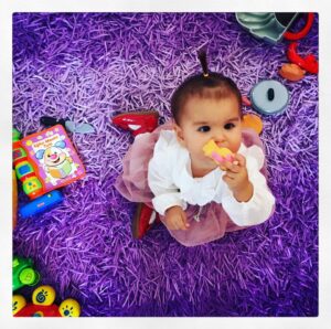 Ececan Gümeci Instagram - Canım canımın içi canımdan parçam Bebeğim.  İyi ki Doğdun İyi ki bizi ailen olarak seçtin iyi ki varsın bak bir sene ne çabuk geçti seninle her şeyi yeniden yeniden öğreniyorum seni çok seviyorum Maya Kız Bebeğim 🥰❤️🎂❤️🥰🤩🤩😇