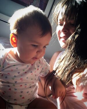 Ececan Gümeci Instagram - Sabahlarımın en güzel anlamı Güneş gibi doğdun hayatımıza  #Günaydın #mysweetbaby #happyfamily #mylife #streetstyle #mystyle 🥰❤️🤩🤩🤩🤩