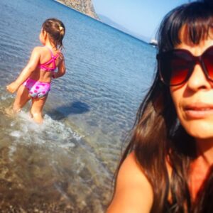 Ececan Gümeci Instagram - Geç gelen bahar küresel ısınma Pandemi karpuz suya düştü Maya kız ve Ececan anne Yaza merhaba dedi 🤩🥰 #summertime 2021