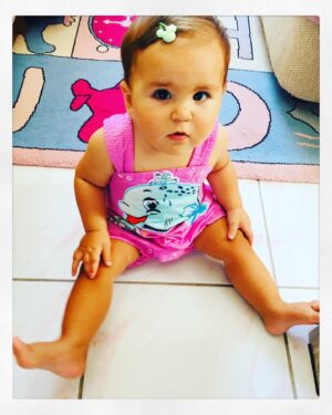 Ececan Gümeci Instagram - Canım canımın içi canımdan parçam Bebeğim.  İyi ki Doğdun İyi ki bizi ailen olarak seçtin iyi ki varsın bak bir sene ne çabuk geçti seninle her şeyi yeniden yeniden öğreniyorum seni çok seviyorum Maya Kız Bebeğim 🥰❤️🎂❤️🥰🤩🤩😇
