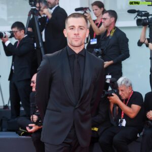 Ed Hendrik Instagram - people always wonder why I dress in black…

quest’anno lo spirito guida sul red carpet è stato Johnny Cash🖤 total black

Grazie @boss di avermi vestito per l’occasione, felt like a true Boss 🖤

Grazie @churchs @flaviocer come sempre 🖤

Grazie @cartier 🖤

Grazie alla mia super squadra @wannabemgmt @othersrl ⚡️⚡️⚡️

see ya next year, rock on