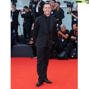 Ed Hendrik Instagram - people always wonder why I dress in black…

quest’anno lo spirito guida sul red carpet è stato Johnny Cash🖤 total black

Grazie @boss di avermi vestito per l’occasione, felt like a true Boss 🖤

Grazie @churchs @flaviocer come sempre 🖤

Grazie @cartier 🖤

Grazie alla mia super squadra @wannabemgmt @othersrl ⚡️⚡️⚡️

see ya next year, rock on