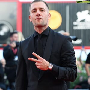Ed Hendrik Instagram - people always wonder why I dress in black…

quest’anno lo spirito guida sul red carpet è stato Johnny Cash🖤 total black

Grazie @boss di avermi vestito per l’occasione, felt like a true Boss 🖤

Grazie @churchs @flaviocer come sempre 🖤

Grazie @cartier 🖤

Grazie alla mia super squadra @wannabemgmt @othersrl ⚡️⚡️⚡️

see ya next year, rock on